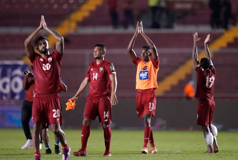 AP Los jugadores canaleros aplauden a los aficionados