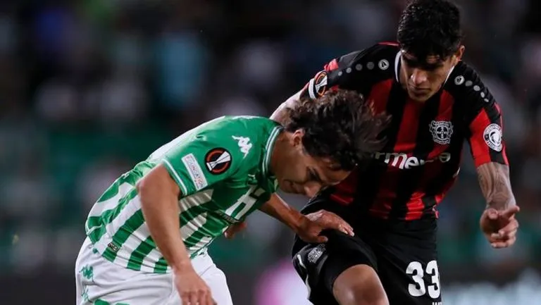 Diego Lainez en el partido con el Betis