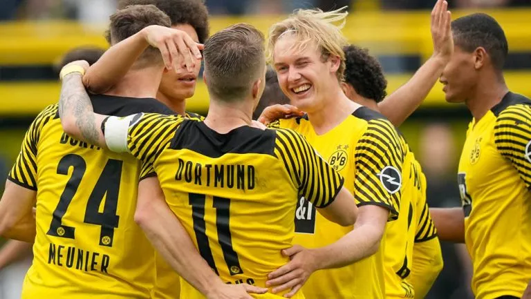 Jugadores del Dortmund festejan un gol