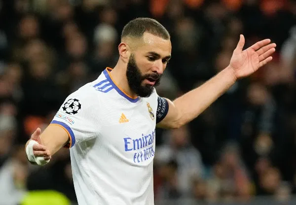Karim Benzema reacciona durante partido del Real Madrid en Champions