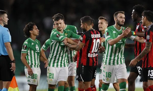 EFE Conato de bronca en el Betis vs Bayer Leverkusen