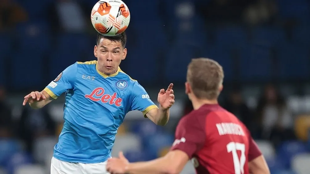 Lozano en un partido con el Napoli