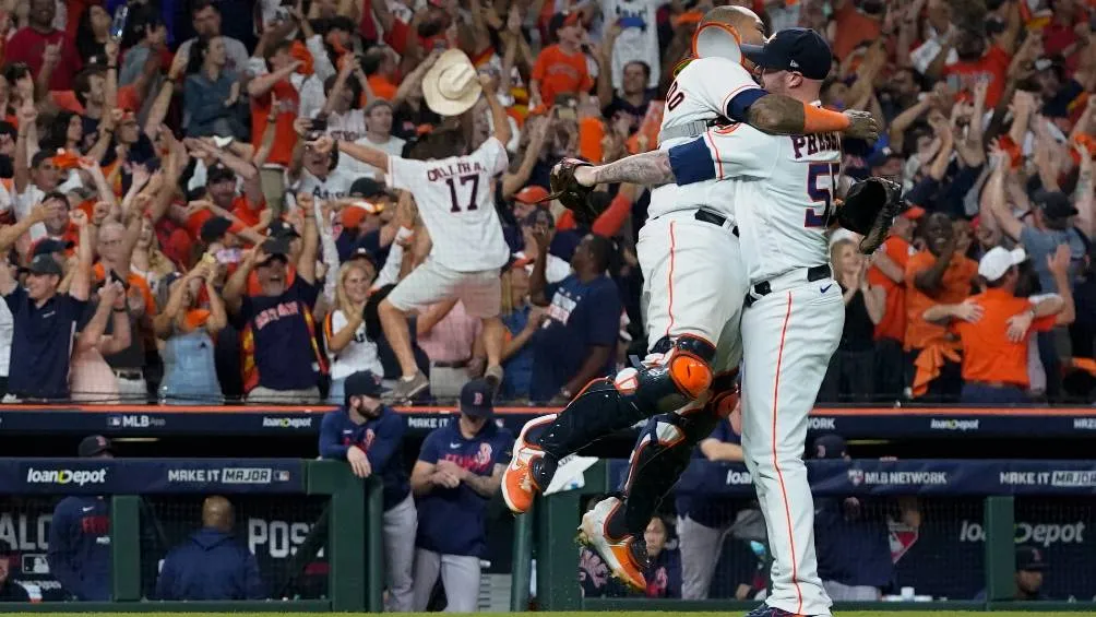 Los jugadores de los Astros festejando tras el partido