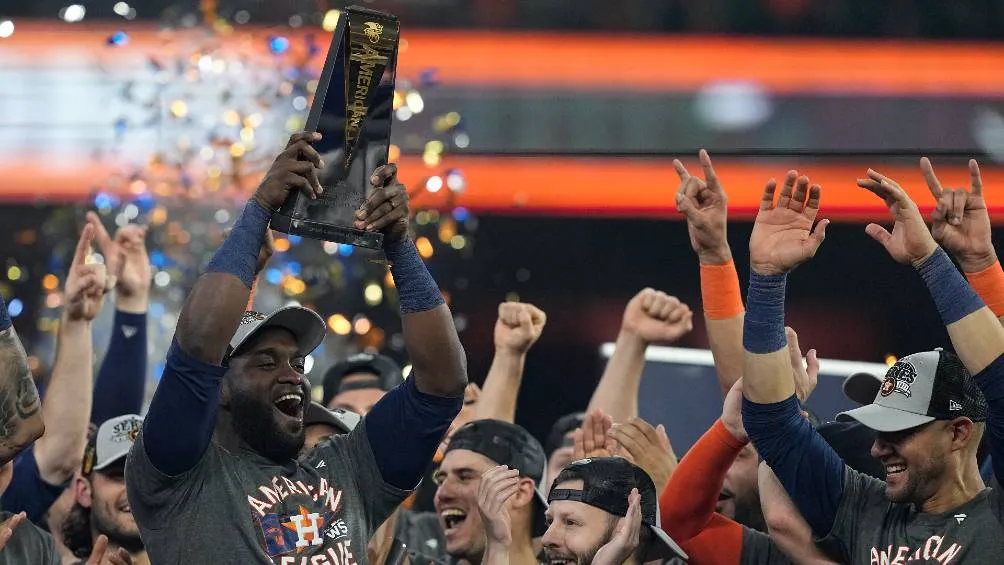 Los jugadores de los Astros festejando con el título