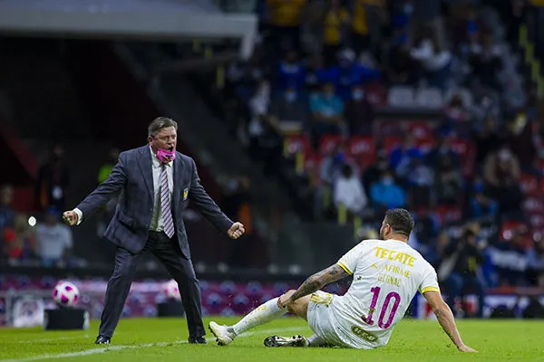 El estratega festeja un gol con Gignac