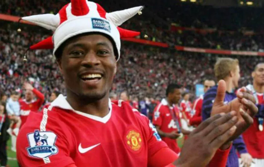 Evra celebra título con el Manchester United