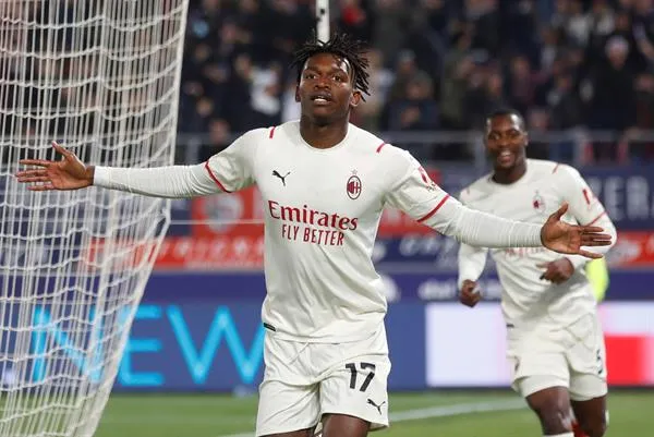 Rafael Leao en festejo con Milan