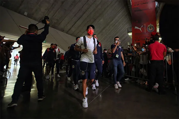 AGENCIA RÉCORD | MIGUEL PONTÓN Los jugadores a través del pasillo de la afición