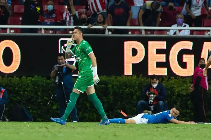 Gudiño tras derribar a Cabecita en el área