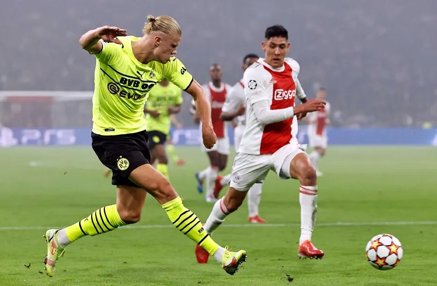 EFE Álvarez en la marca a Erling Haaland