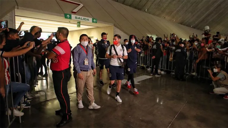 Aficionados de Chivas recibieron a los jugadores