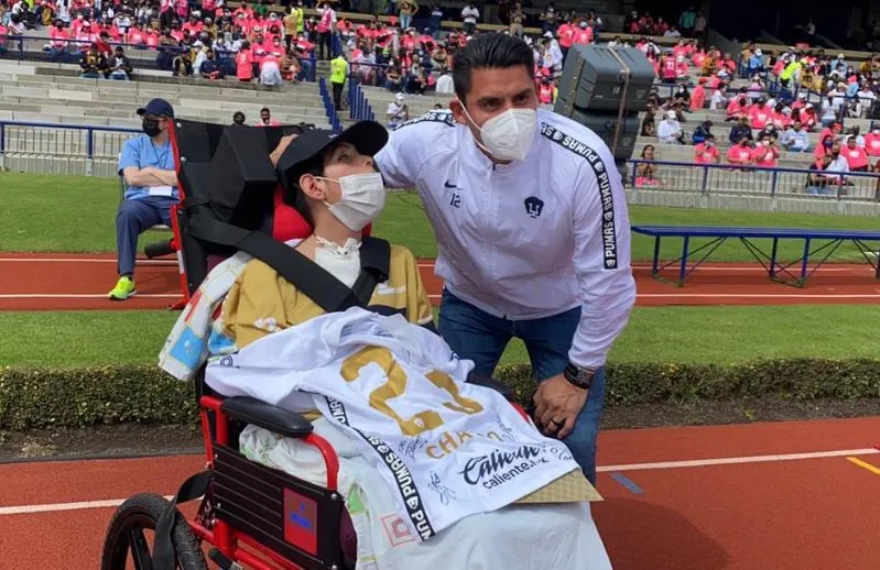 MIGUEL PONTÓN Aficionado de Pumas recibe el apoyo de los universitarios