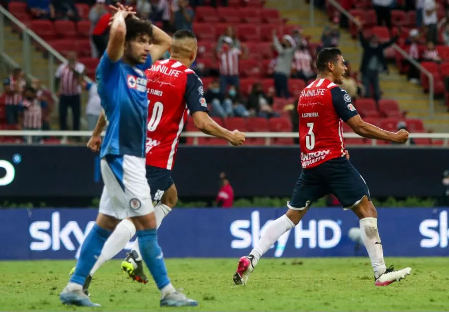 IMAGO7 Jugadores de Chivas, en festejo de gol