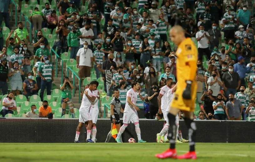 Santos en festejo de gol
