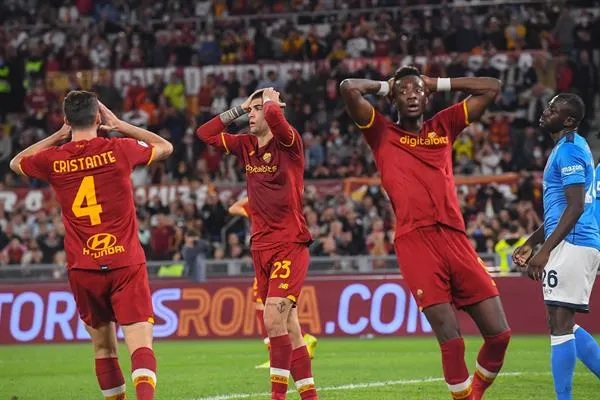 Jugadores del Roma reaccionan durante partido contra el Napoli