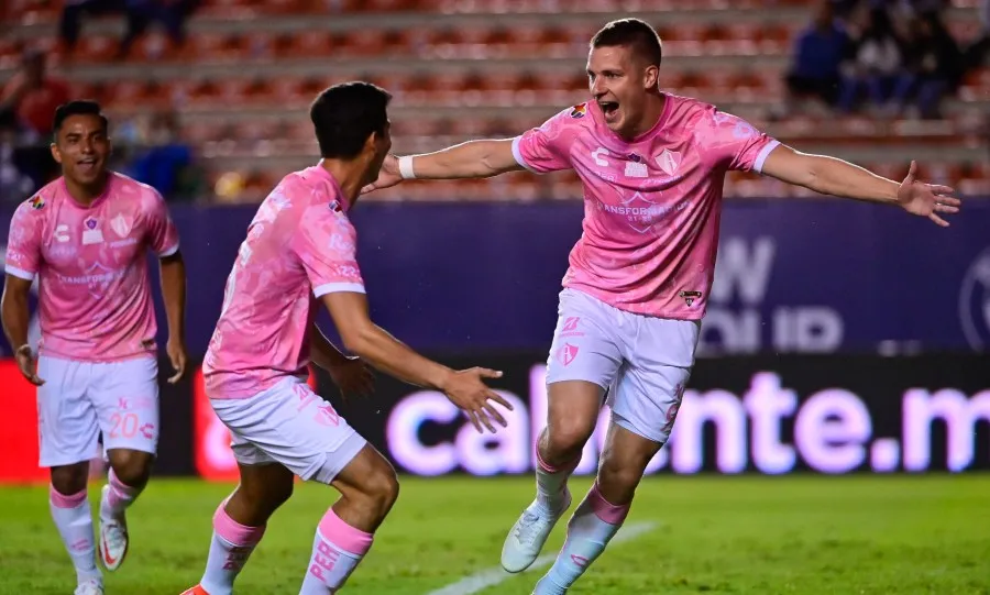 IMAGO7 Julio Furch festeja su anotación