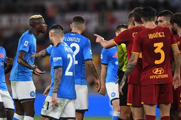 Jugadores del Napoli y el AS Roma reaccionan