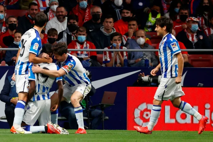Jugadores de la Real Sociedad festejando un gol