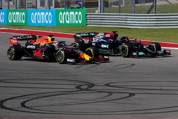 Max Verstappen se prepara para rebasar a Hamilton