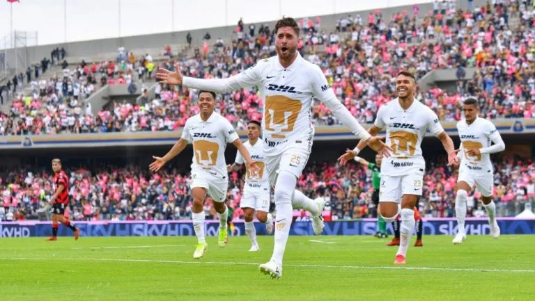 IMAGO7 Arturo Ortiz festejando el gol a favor de los Pumas