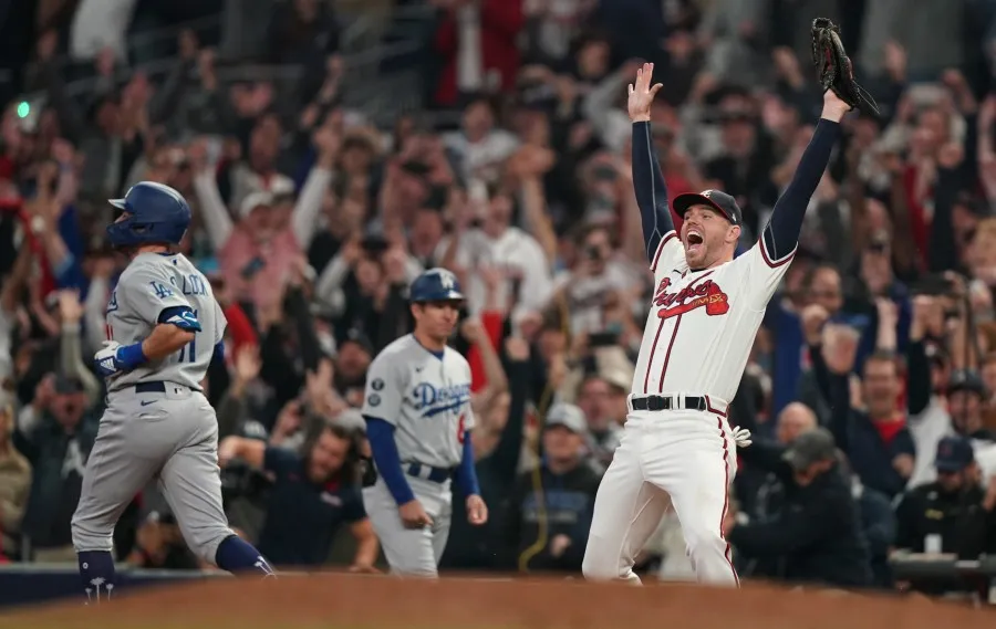 Will Smith festeja el último out ante Dodgers