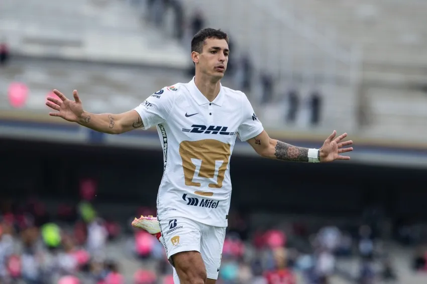 Dinenno tras anotar el segundo gol de Pumas