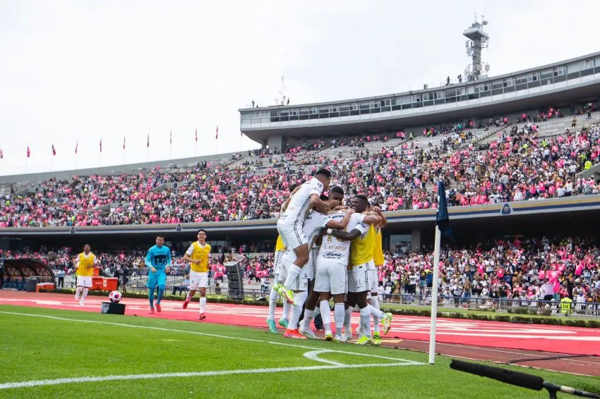 Jugadores de Pumas festejando un gol a favor