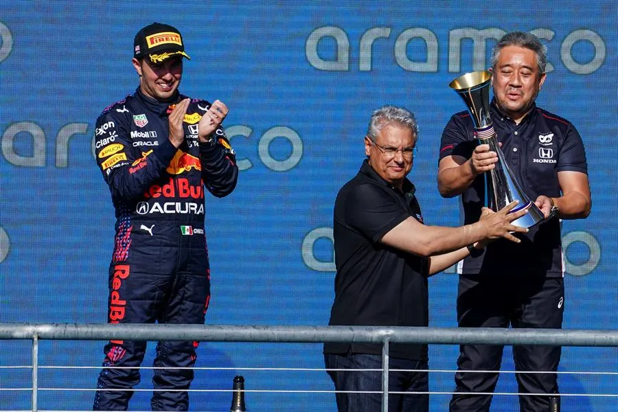 EFE Checo Pérez en festejo tras 3er lugar