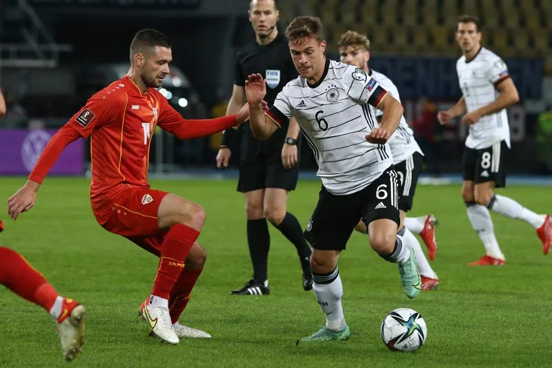 El lateral alemán en un partido de su selección