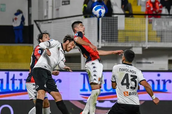 Johan Vásquez en acción con el Genoa ante Spezia
