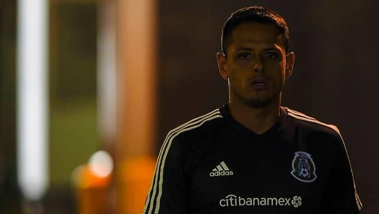 Chicharito en una práctica del Tri