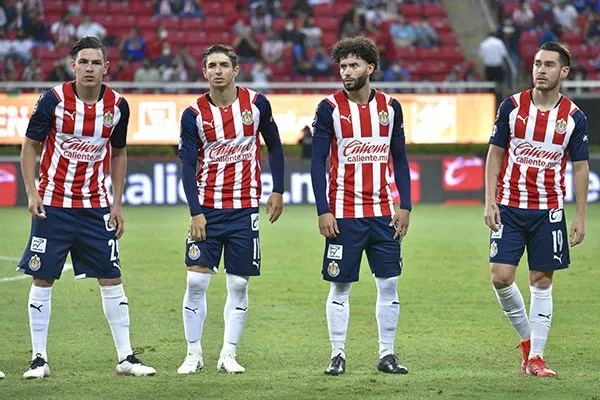 Los jugadores de Chivas en el juego vs Cruz Azul