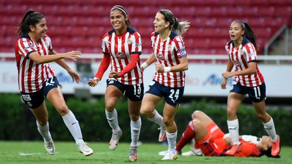 IMAGO7 Chivas festeja el primer gol
