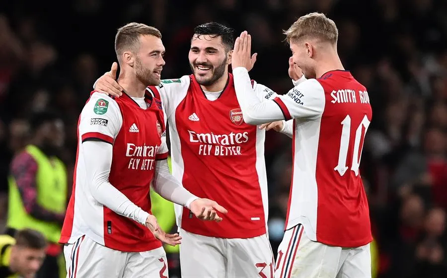 Jugadores del Arsenal festejan gol frente al Leeds United