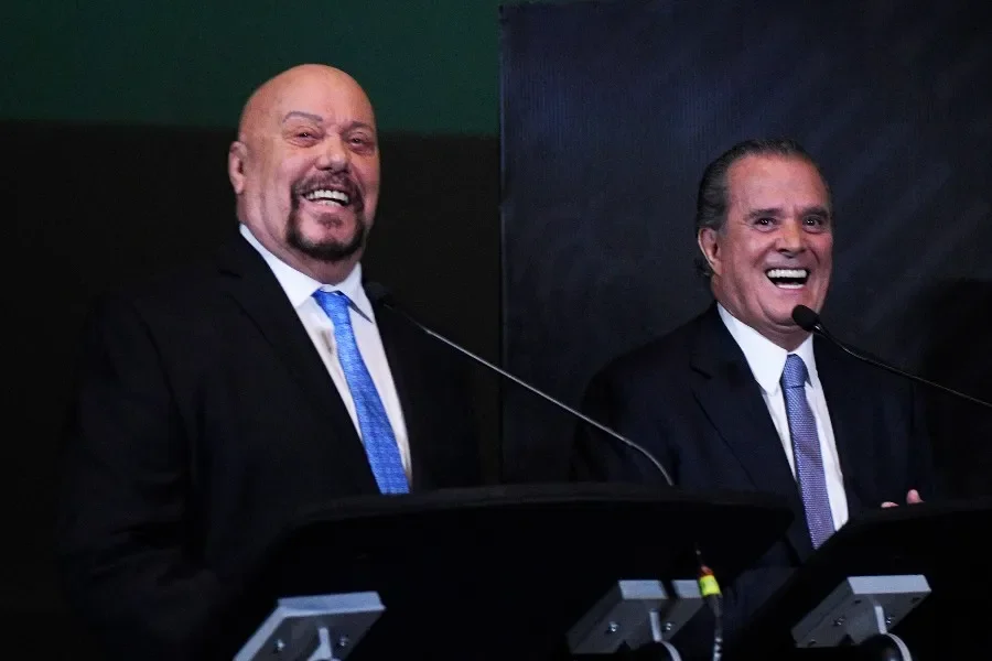 Raúl Orvañanos junto al Perro Bermúdez