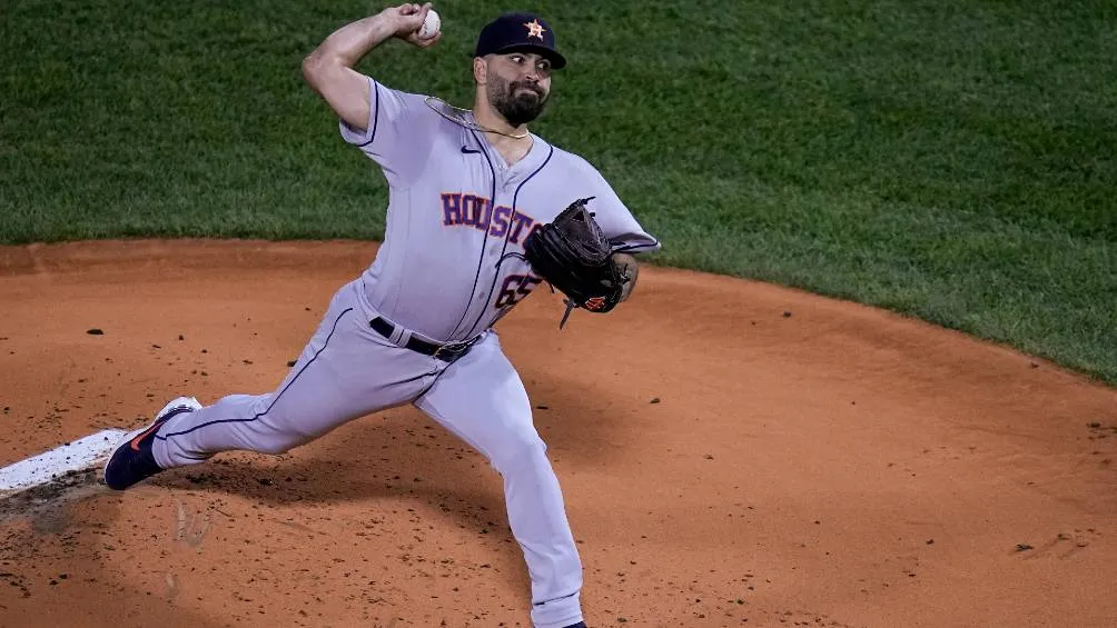 José Urquidy en un partido con los Astros