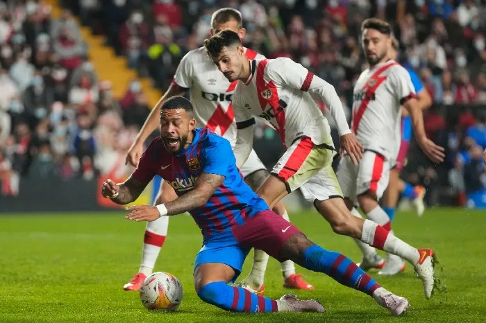 Depay es derribado en el área