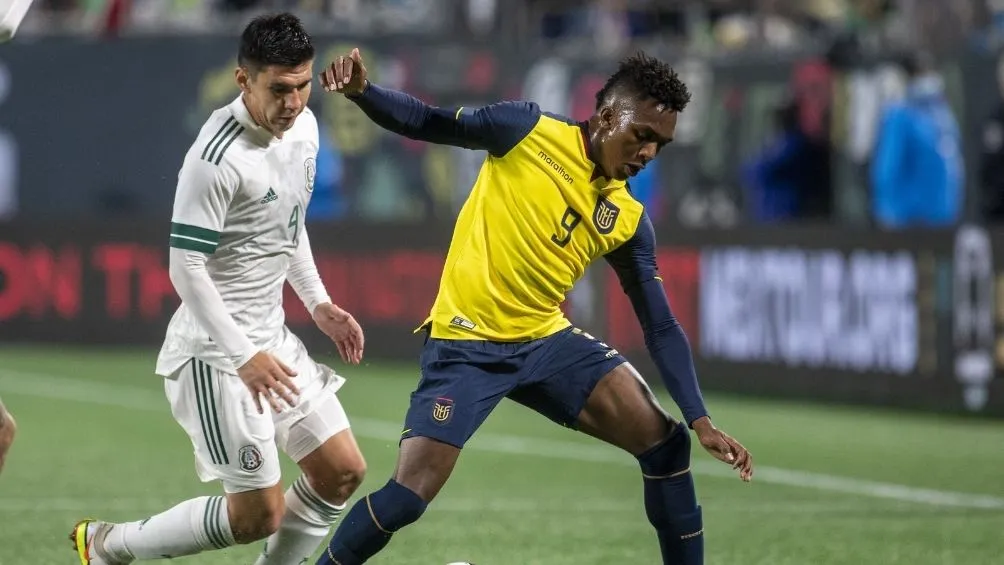 MEXSPORT Angulo disputa un balón