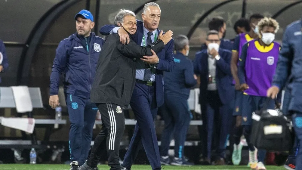 Martino junto a Alfaro