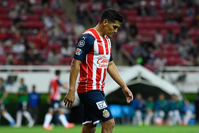 Sánchez camina cabizbajo en un partido