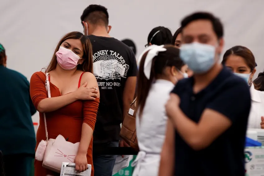 EFE Jóvenes mexicanos siendo vacunados contra el coronavirus