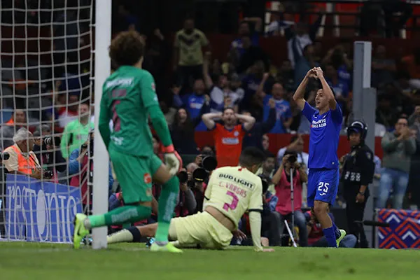 Piojo Alvarado festeja una anotación