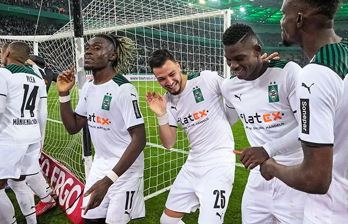Jugadores del Monchengladbach celebran uno de sus goles