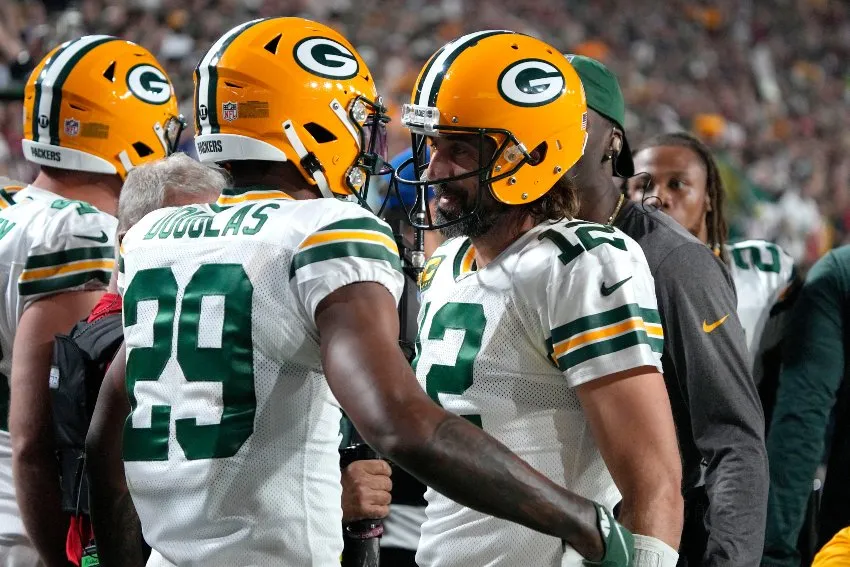 AP Aaron Rodgers celebrando la intercepción del triunfo con Douglas