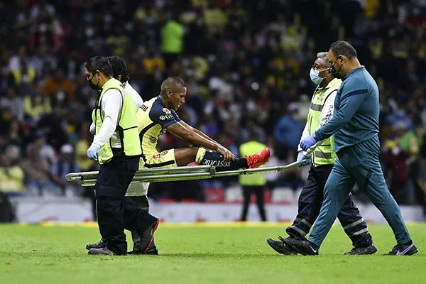 El mediocampista peruano al momento de su lesión