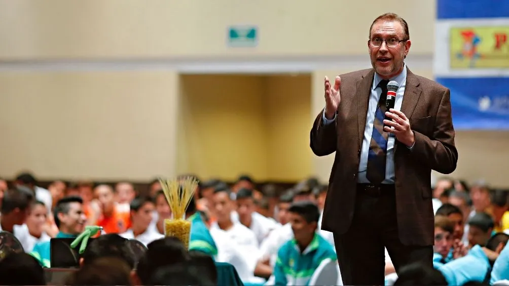 González en un evento