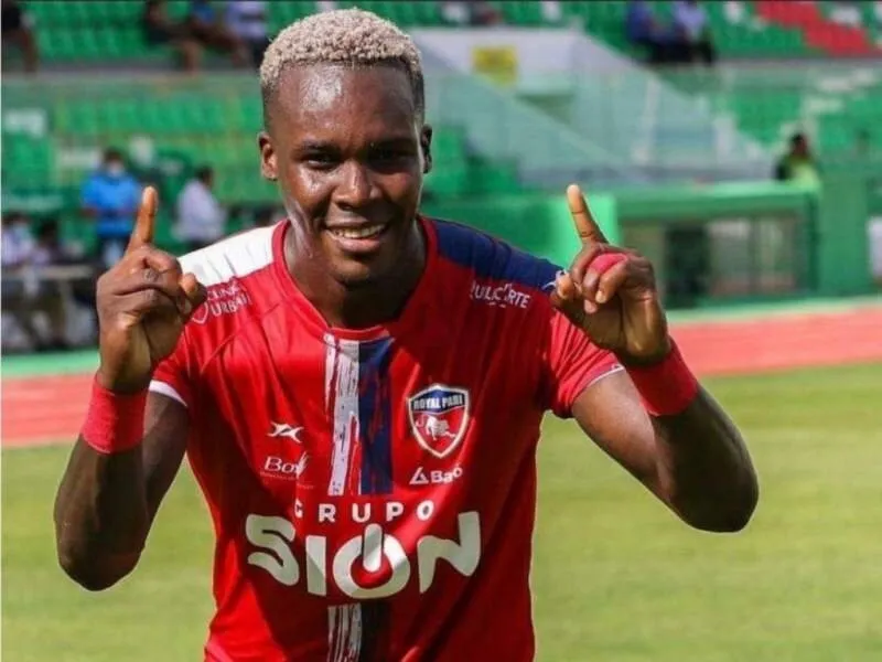 Rubilio Castillo en un partido del Royal Pari