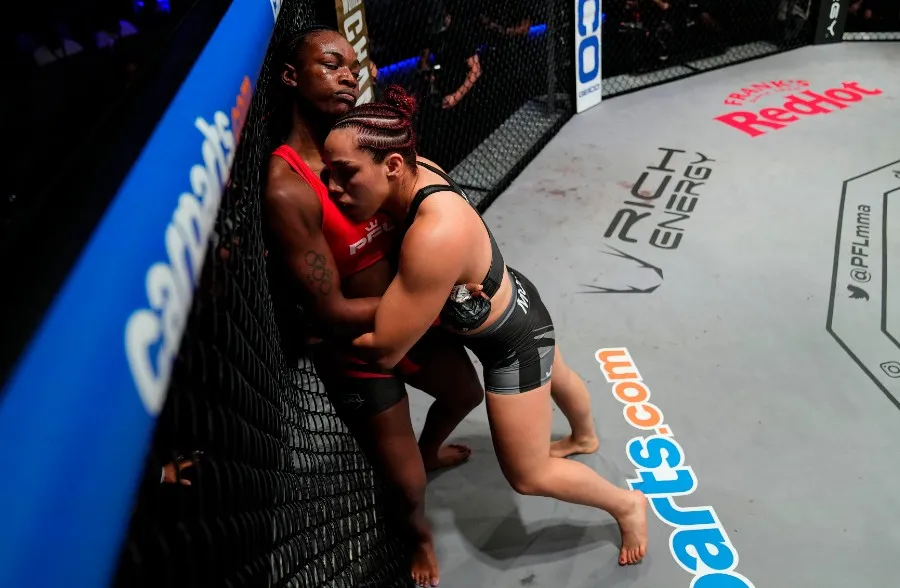 La mexicana acorrala a la estadounidense