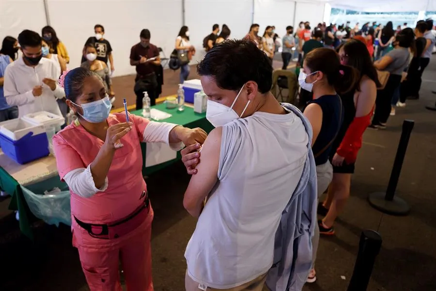 EFE Personas reciben la vacuna contra el coronavirus