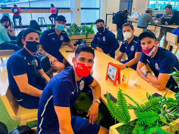 TWITTER @Chivas Los jugadores del Rebaño durante su viaje a MTY